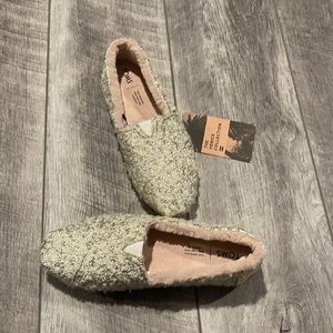 Gold white and pink toms.